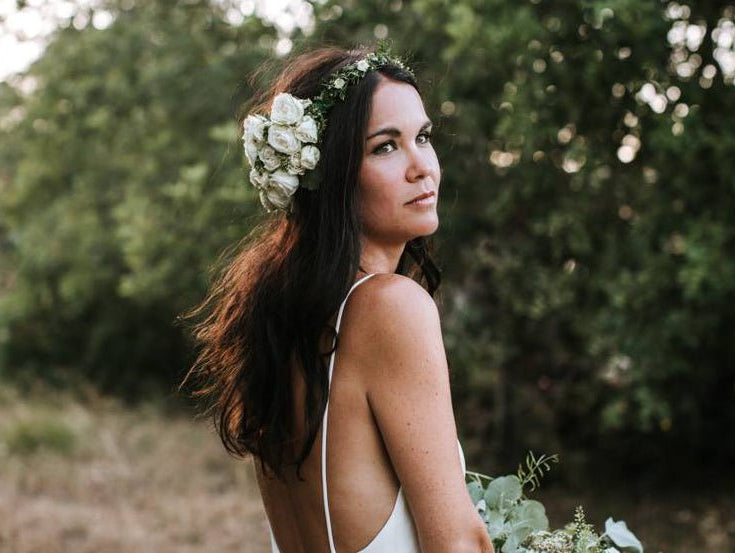 Wedding hair styling: beautiful ways with white flowers - Sabina Motasem