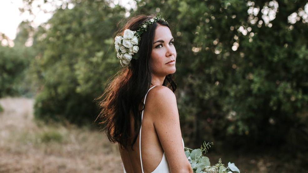 Wedding hair styling: beautiful ways with white flowers - Sabina Motasem